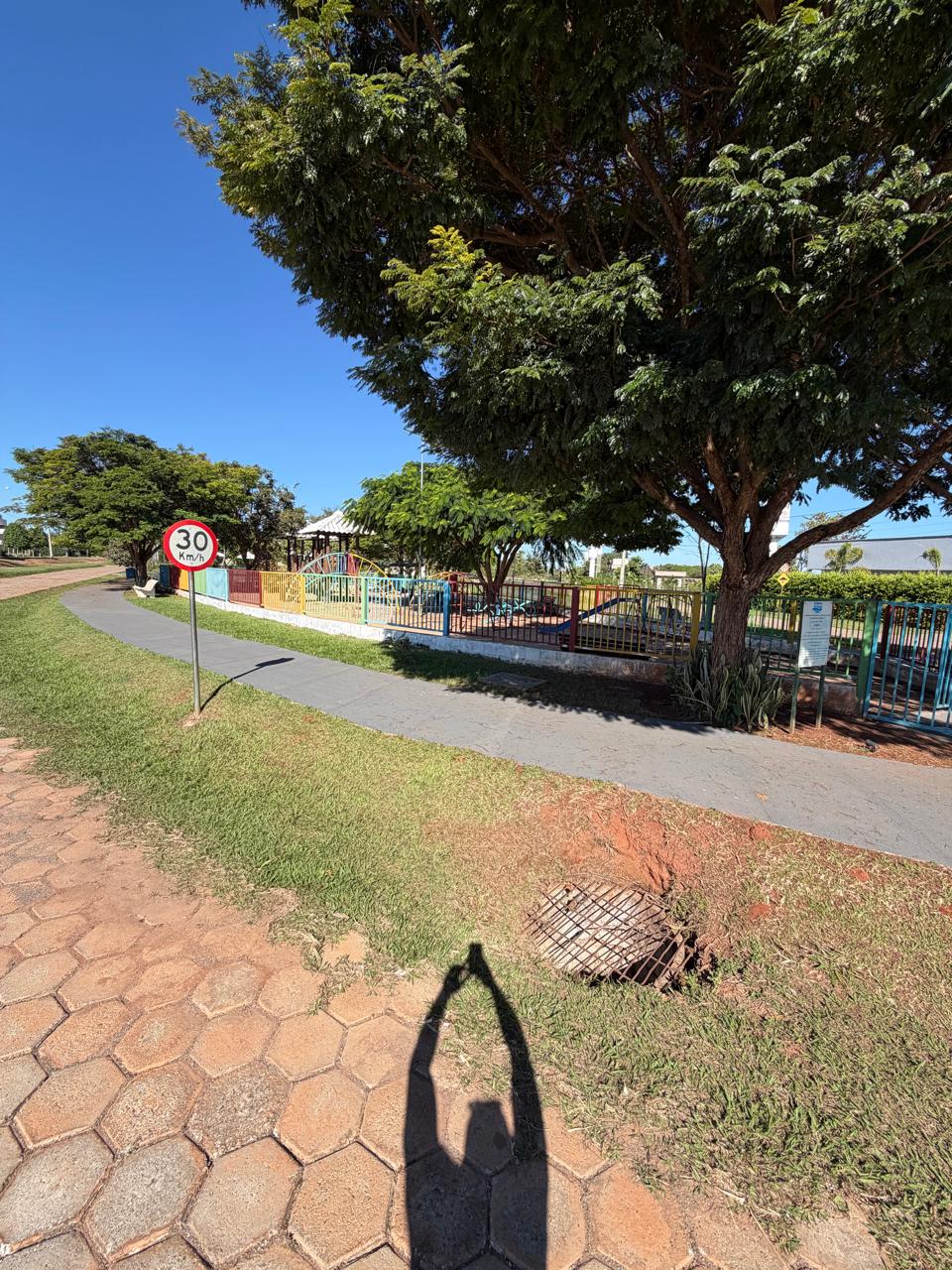 Ciclovia pavimentada ao lado do playground