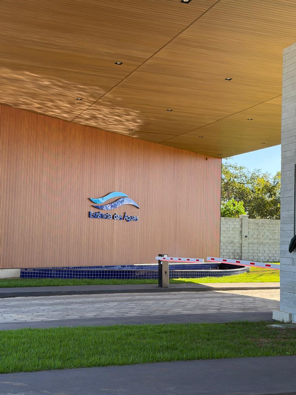 Letreiro do condomínio Estância das Águas na entrada