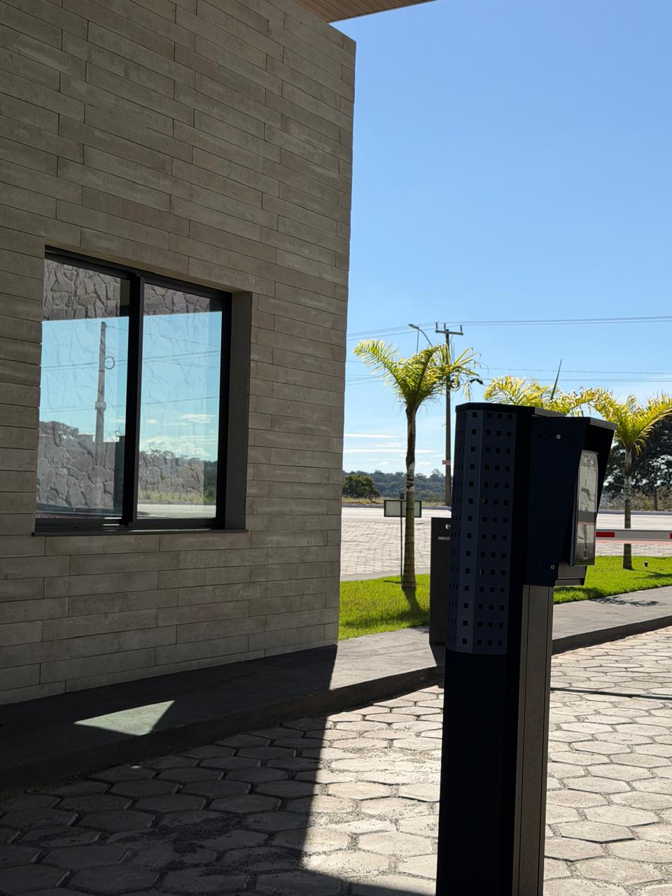 Guarita do condomínio com vista para a área externa