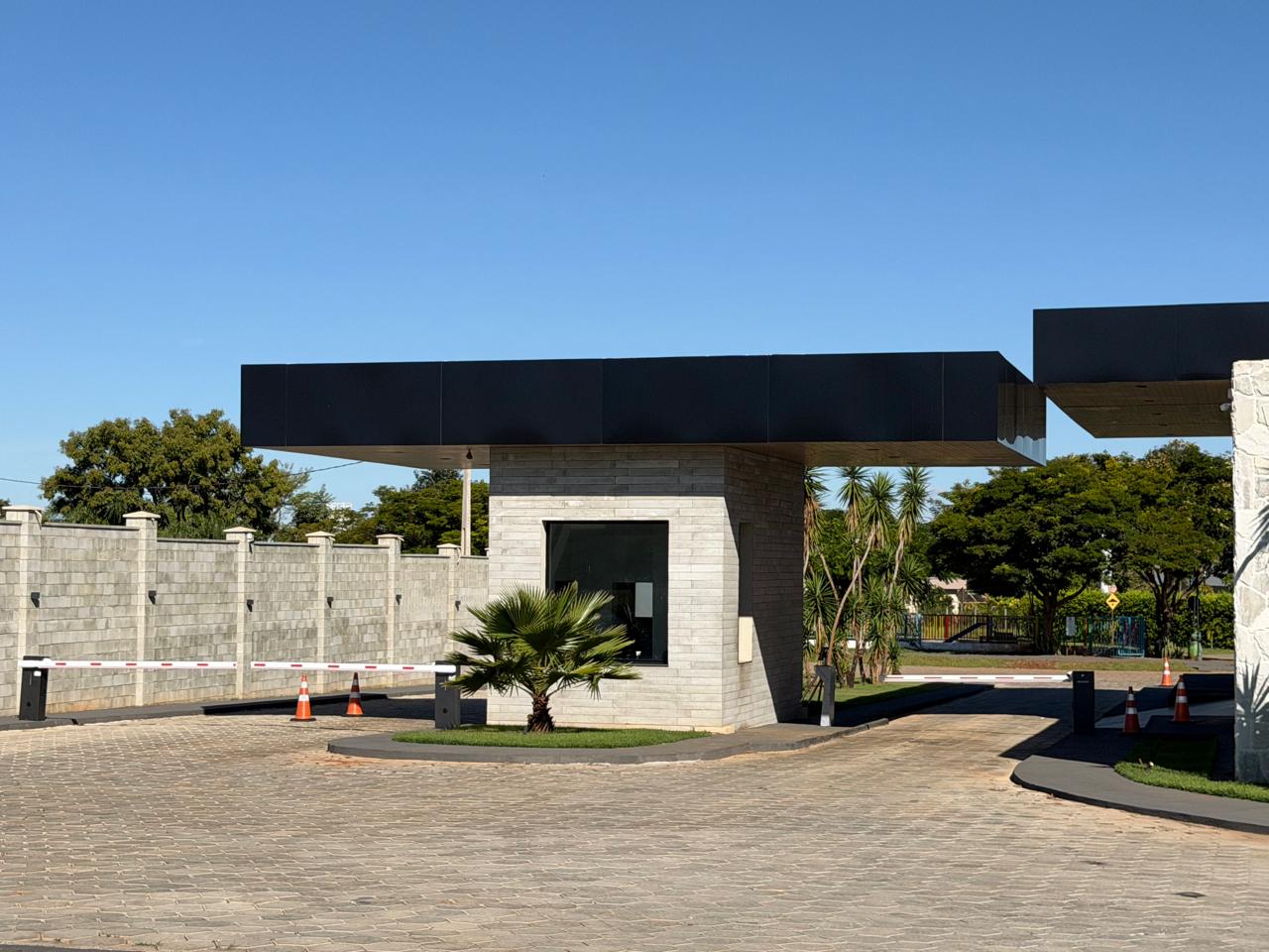 Guarita de controle de acesso com cancela