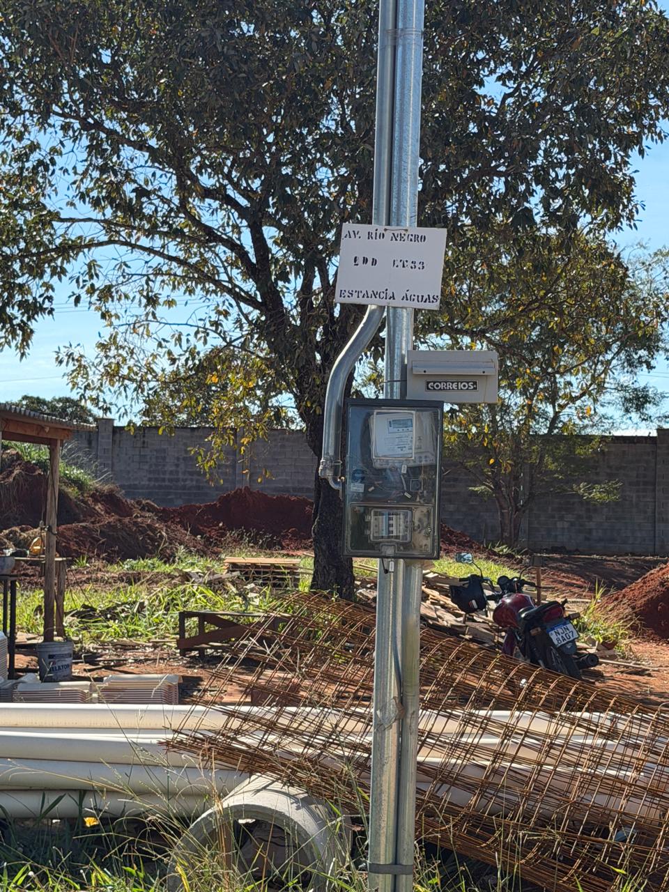 Poste com medidor de energia elétrica junto ao lote