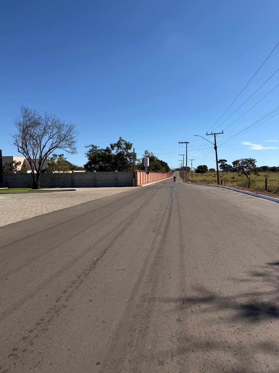 Ruas asfaltadas e largas dentro do condomínio